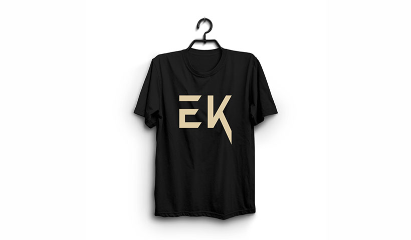 black-customized-t-shirt-design-black-tshirt-mockup وکتور موکاپ طرح روی تیشرت